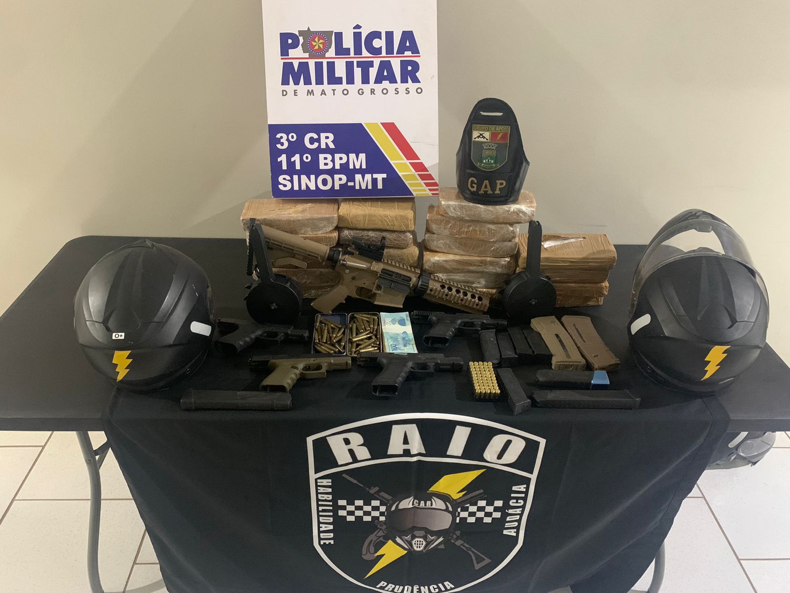 PM prende membros de organização criminosa com 20 tabletes de drogas, pistolas e fuzil